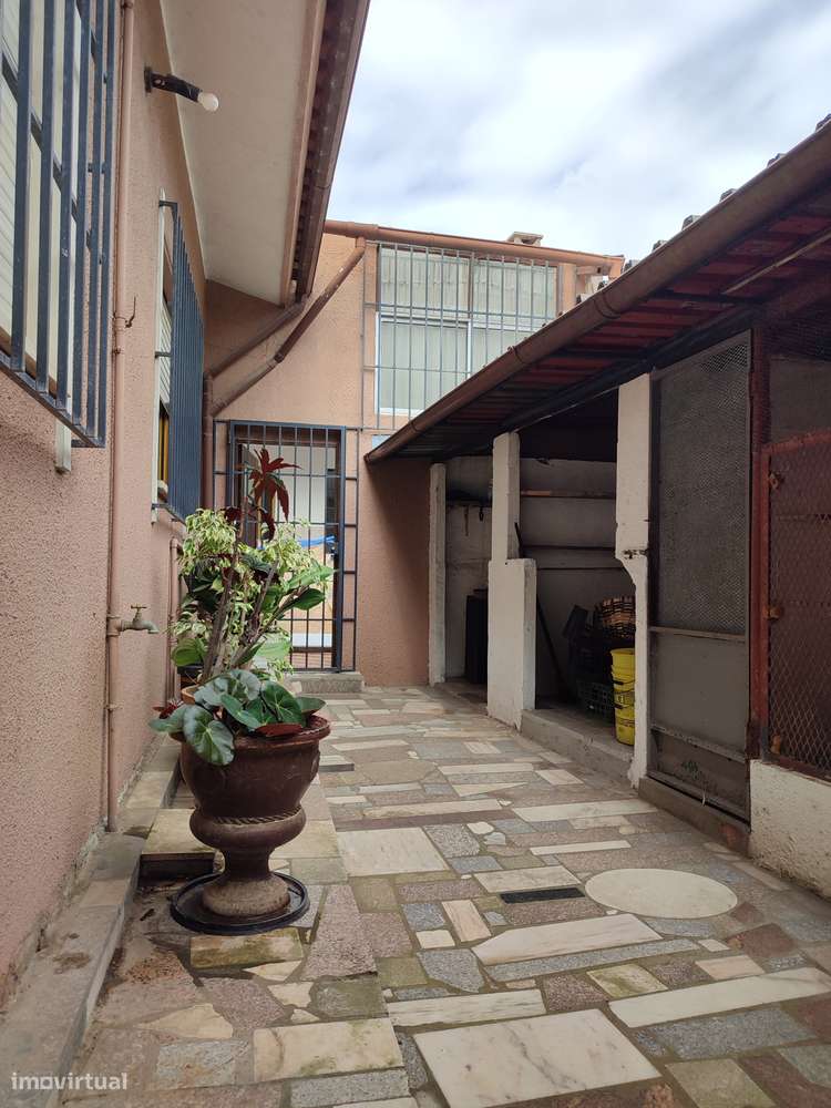 Moradia térrea com 4 frentes, garagem, anexos, jardim e bons acessos-49