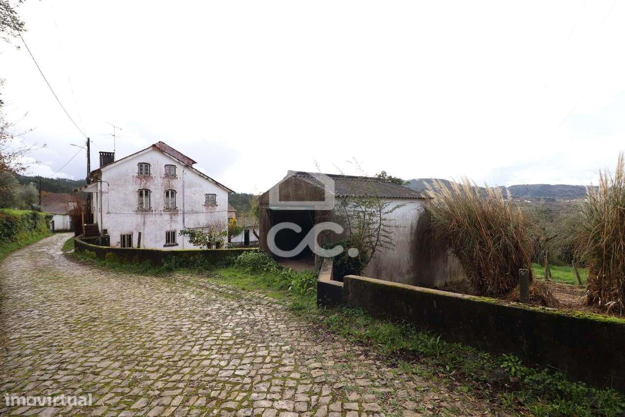 Moradia com garagem, terreno  e anexos na localidade de Maçãs de Dona - Grande imagem: 3/19