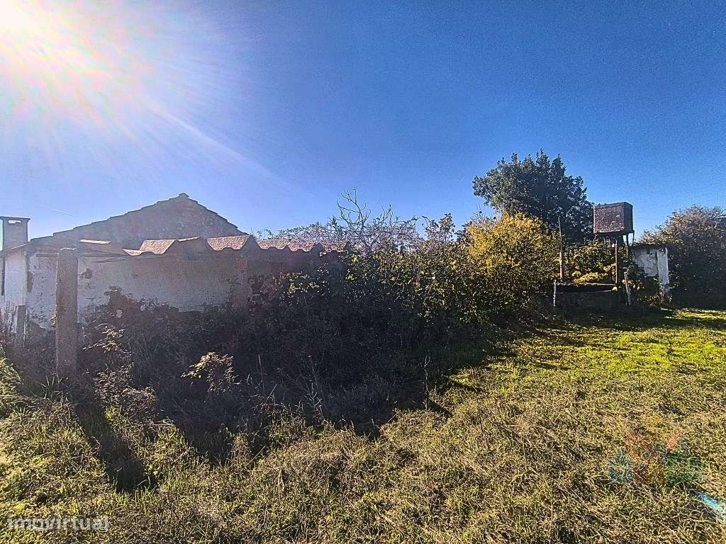 Moradia com potencial de renovação no Entroncamento-7