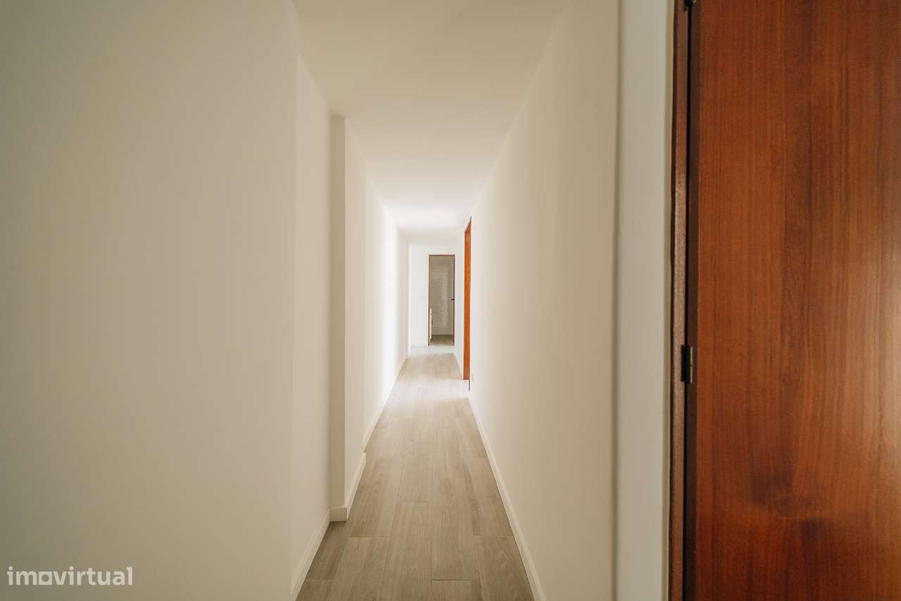 Apartamento T3 Totalmente Remodelado em Santa Clara | Varanda-9