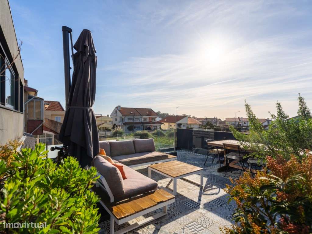 Moradia V3+1 totalmente renovada com vista mar-9