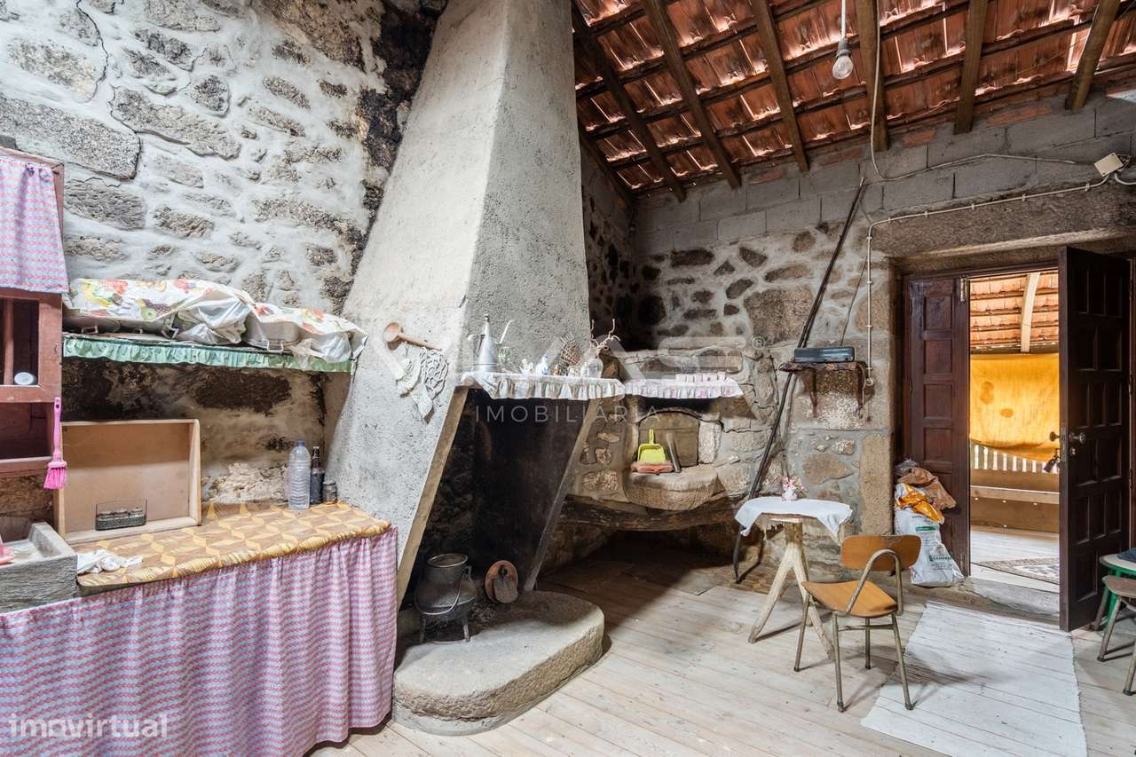 Moradia individual T3 para recuperar em Vilarinho, Vila Verde - Grande imagem: 3/19