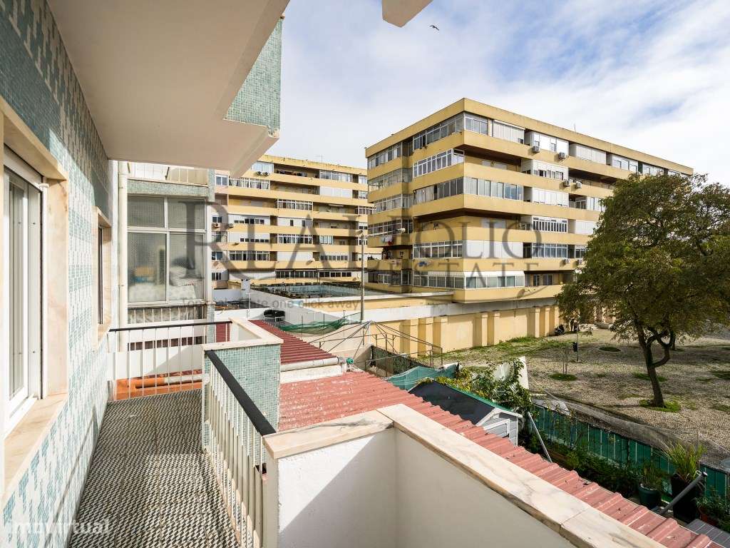 Apartamento T1 remodelado com varanda na Costa da Caparica-13