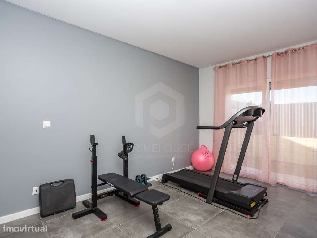 Moradia Isolada T4 com Piscina, Garagem e Acabamentos Premium-22