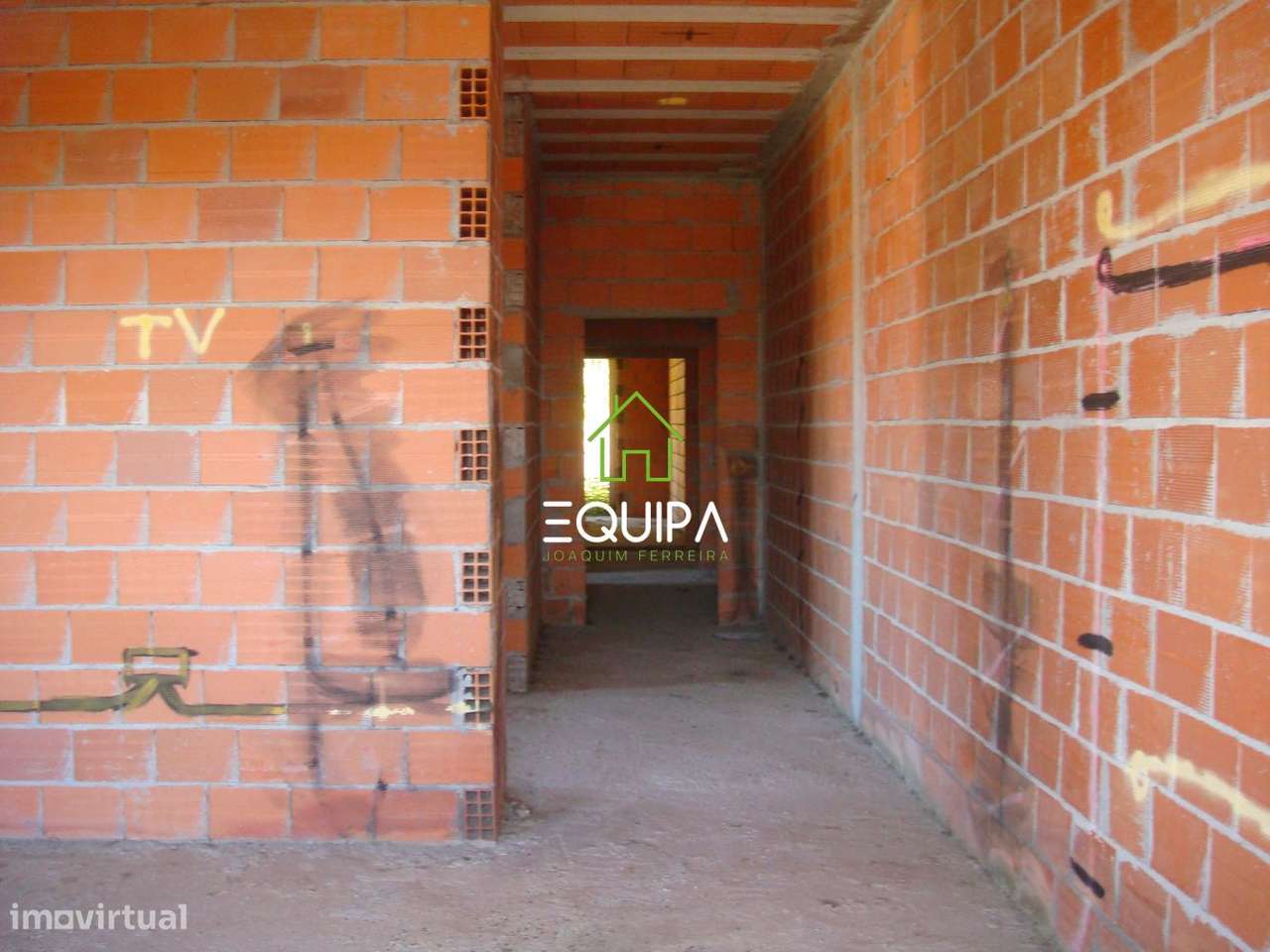 Terreno para construção (com moradia  T-5, construída em grosso), e-20