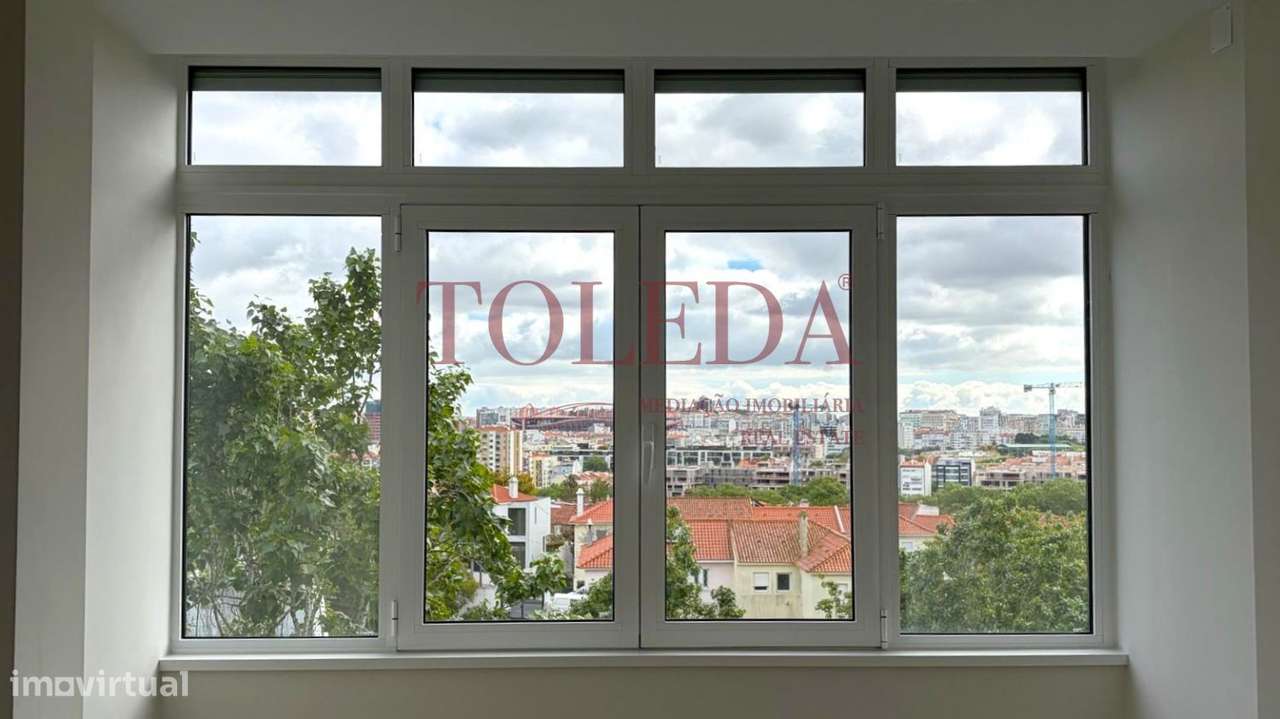 Apartamento T3 Remodelado em Benfica com terraço-18