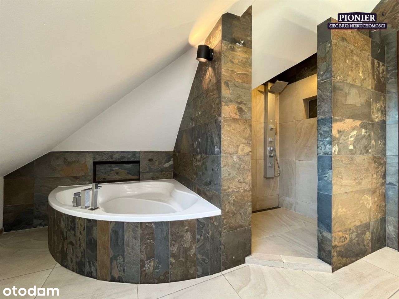 Komfortowy Dom Parterowy Z Poddaszem Użytkowym-16