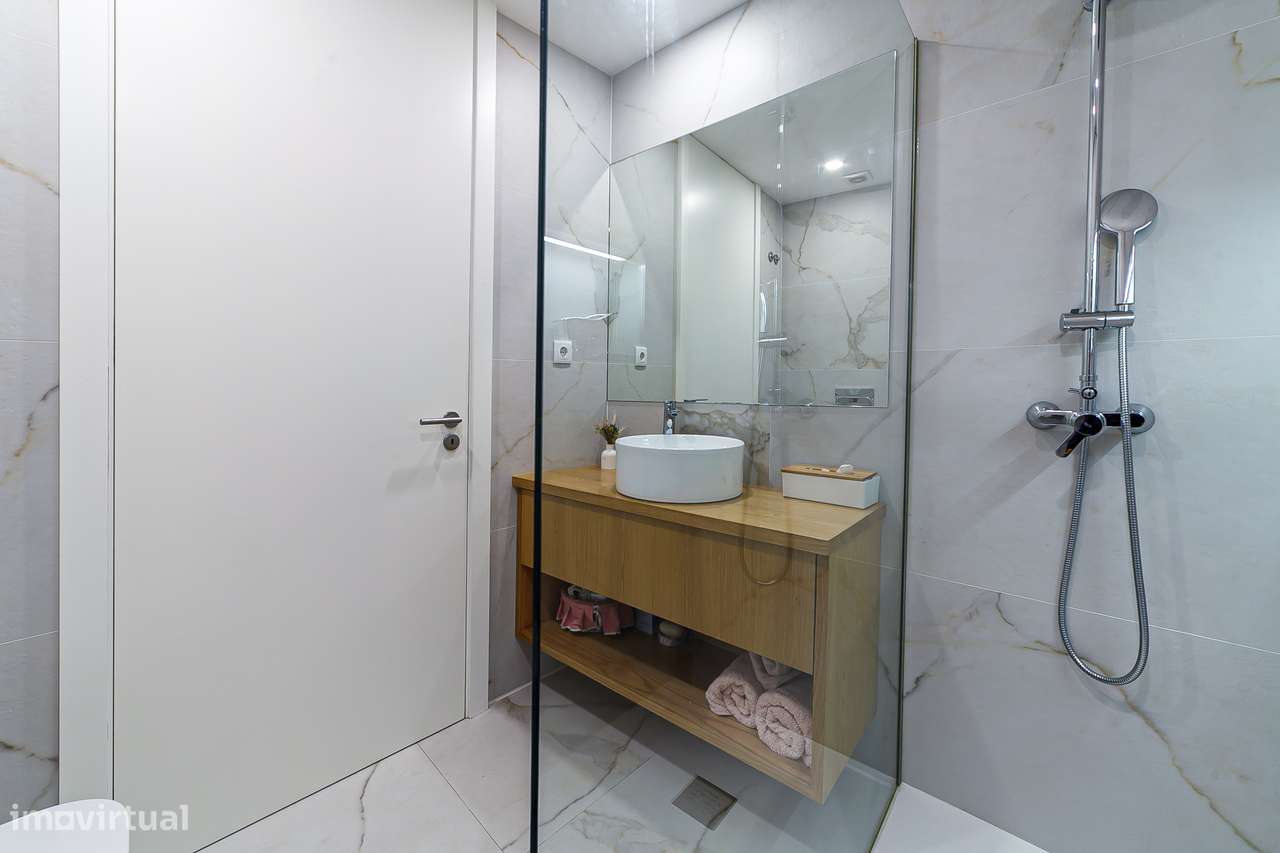 Exclusivo apartamento T3+1 seminovo, com 190m2, três frentes e box-31