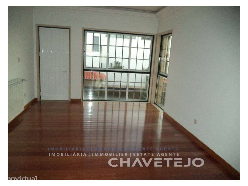 Duplex com 2 garagens e pátio com churrasqueira a poucos minutos da...-10