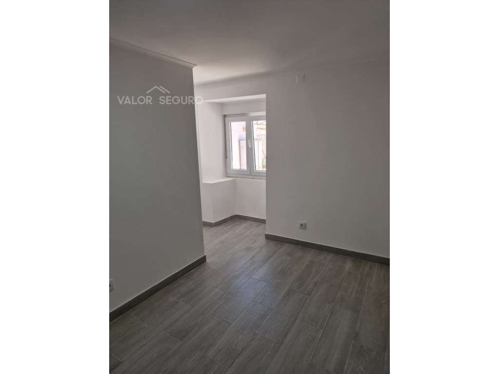 Moradia com 8 casas independentes em Sobralinho-8