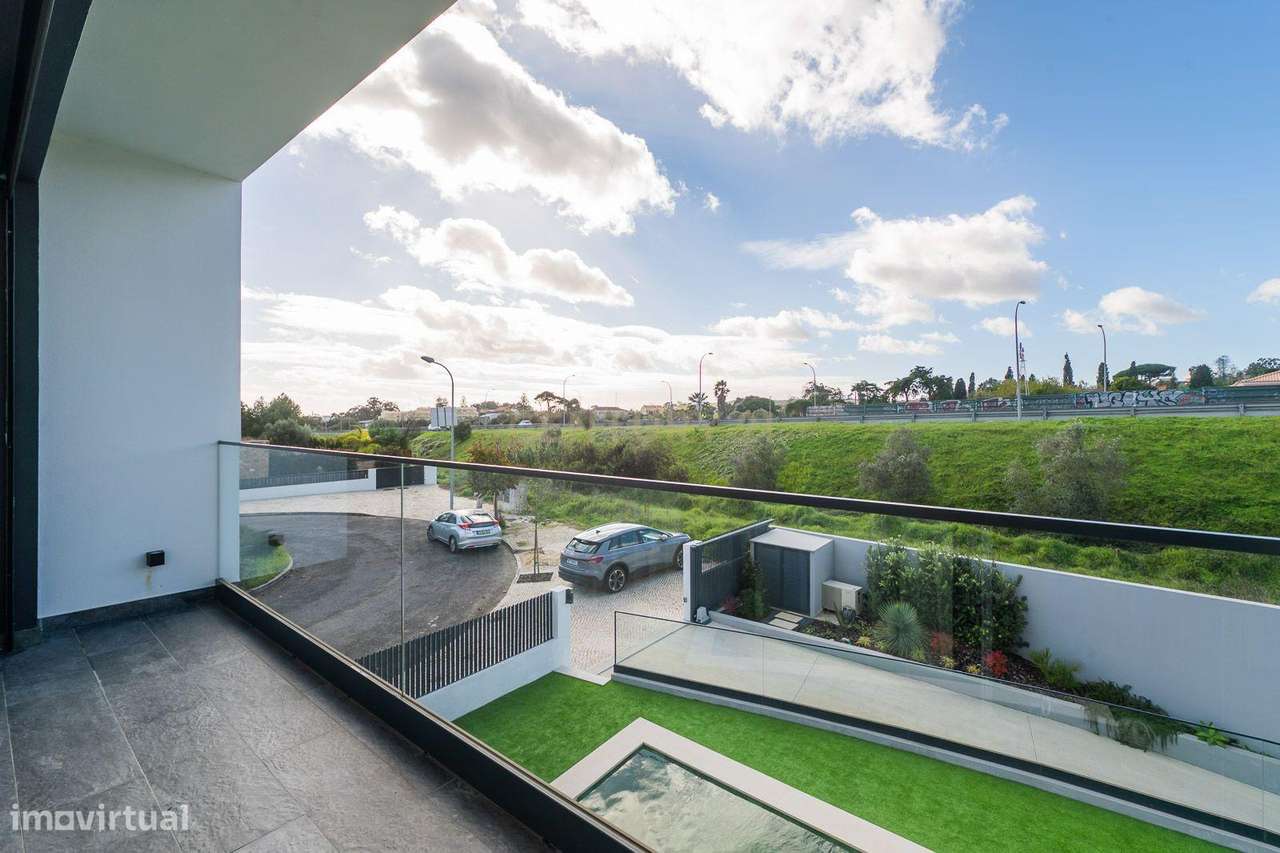 Excelente moradia geminada V4 em Urbanização nova na zona de Albarraqu-43