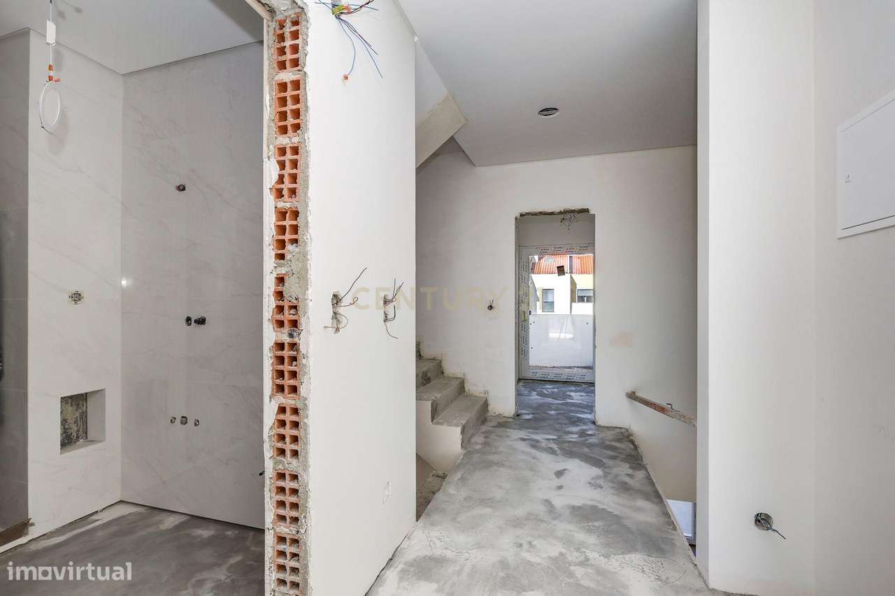 Moradia T4 com piscina em Caneças-34