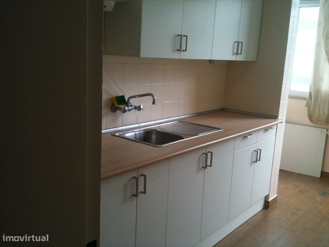 Carnaxide, T2 s/moveis, 1 casa de banho, despensa - Grande imagem: 4/9