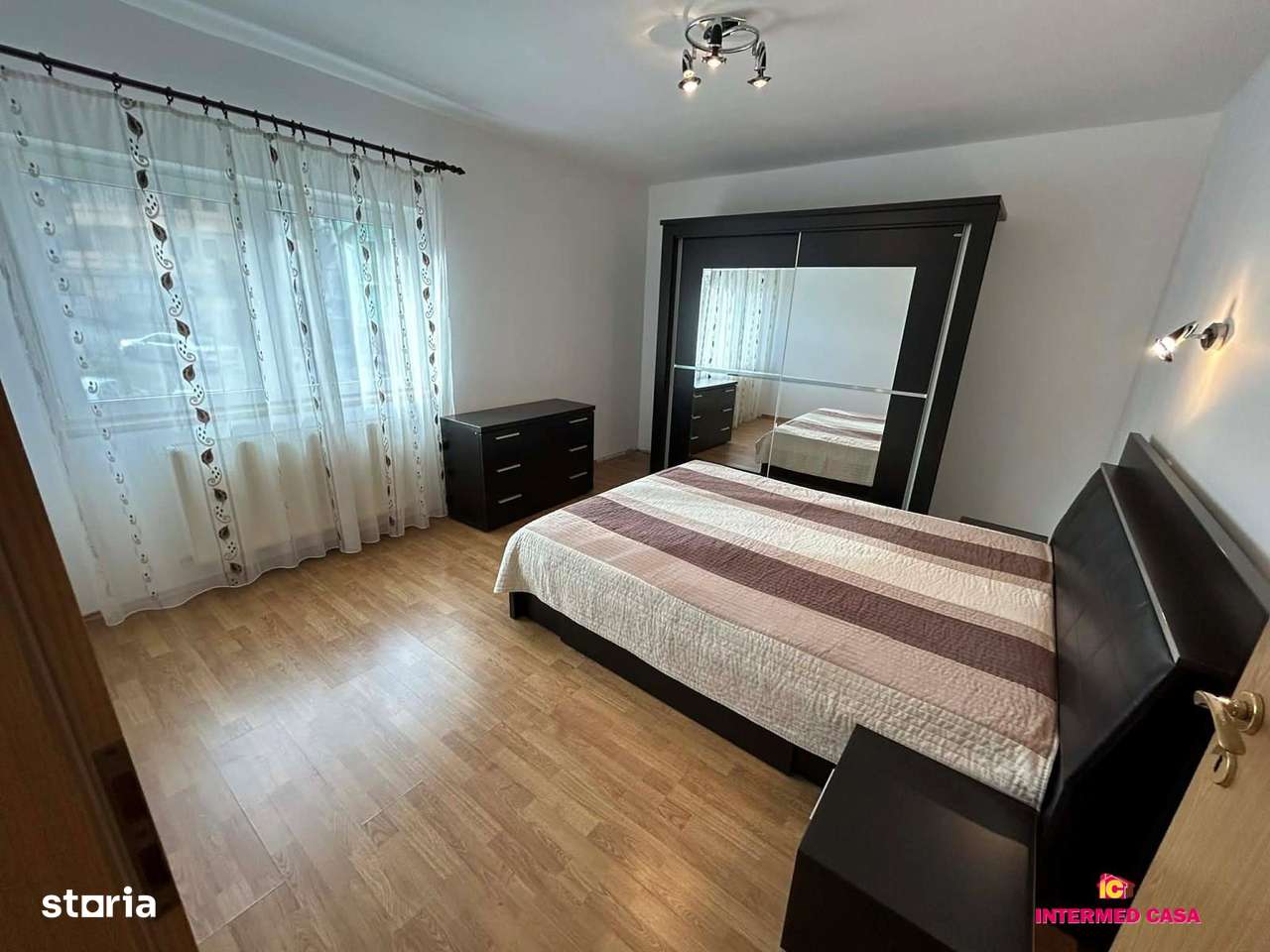 Apartament decomandat 4 camere 2 baii/2 balcoane/garaj - Imagine principală: 5/9