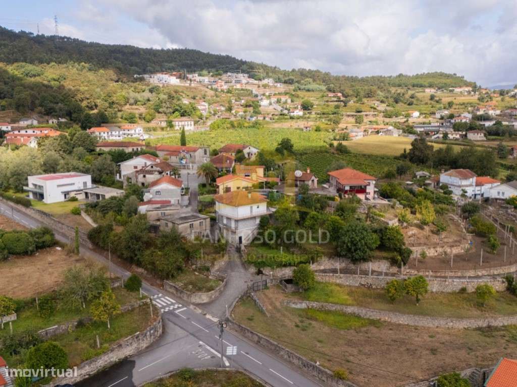 Moradia T6 em Lanhoso - Espaço, Conforto e Versatilidade-35