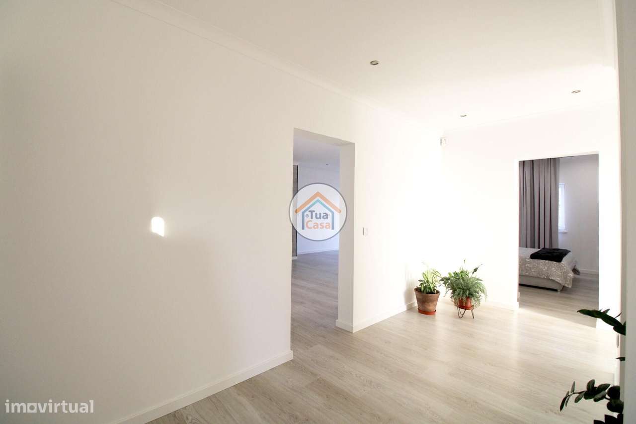 Moradia T4 com Cave, Piscina e Barbecue Exterior em Bairro de Moradias - Grande imagem: 5/44