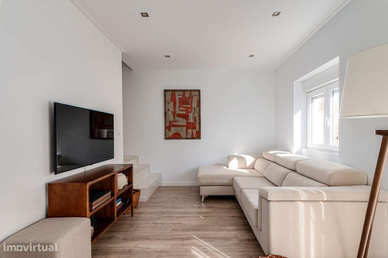 T2+1 Dúplex Remodelado com 4 Varandas e Vista Cristo Rei – Almada-3