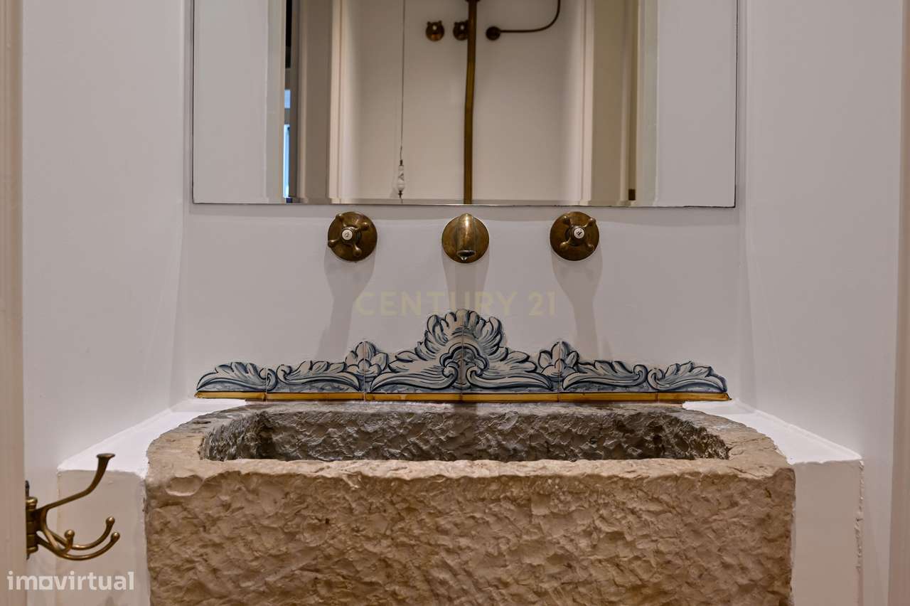 Exclusivo apartamento T4 com estacionamento privado na Baixa, junto ao-19