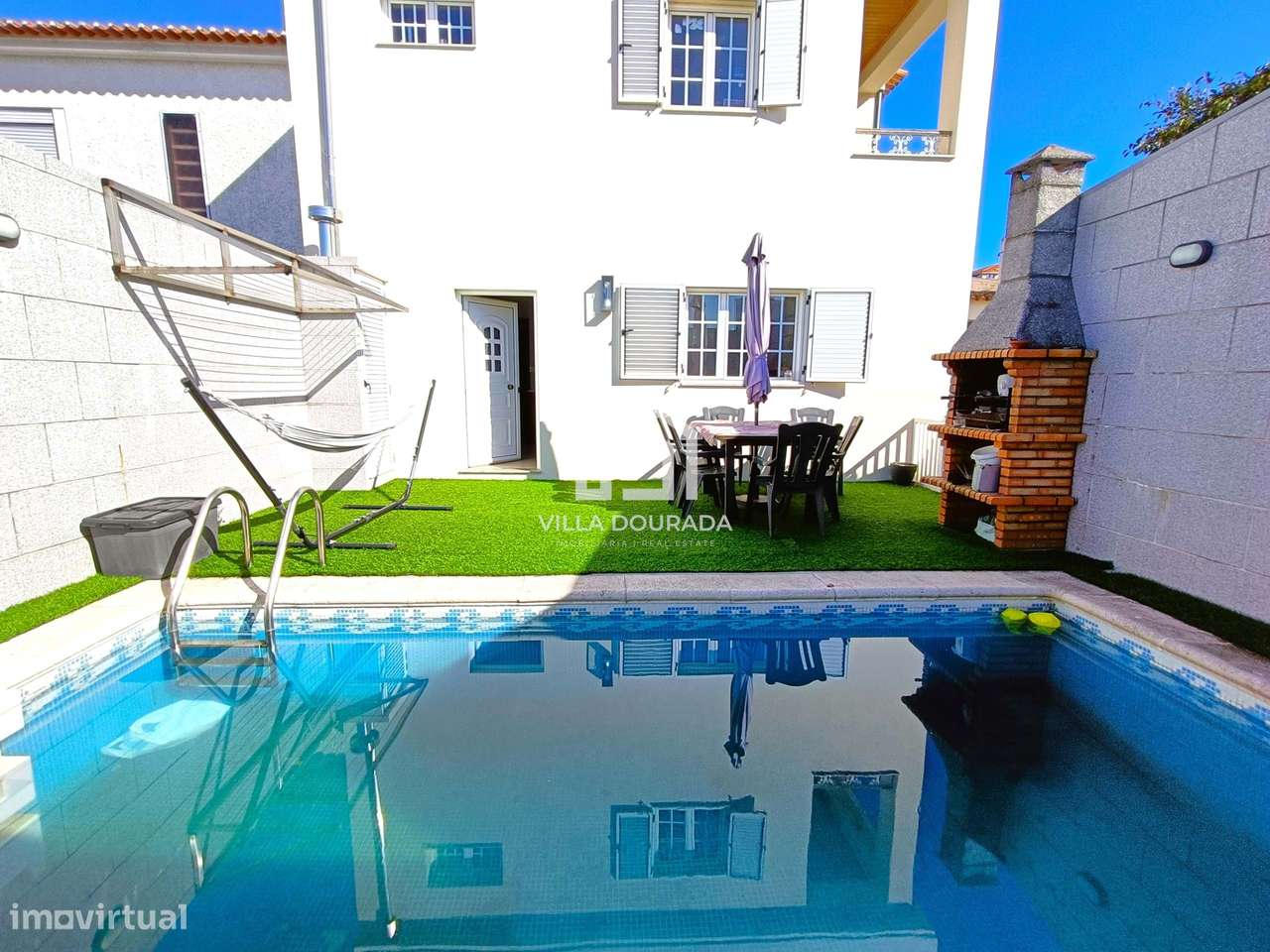 Moradia T3 ao centro de Pereiró com piscina. Aproveite!-8