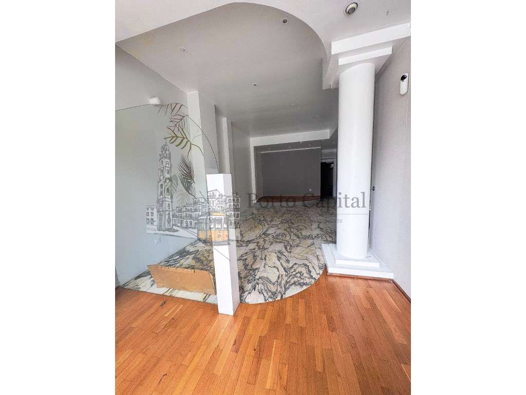 LOJA DE RUA COM MAIS DE 200m2 E CAVE - EXCELENTE POTENCIAL COMERCIAL - Grande imagem: 2/20