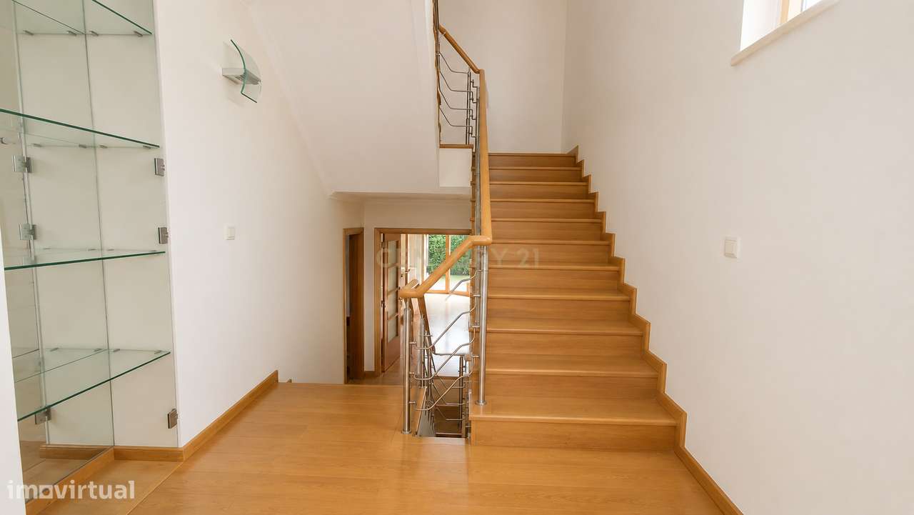 Moradia Isolada T5+1 com Piscina | 3 Suites | Garagem Box | Lote 585m2-23