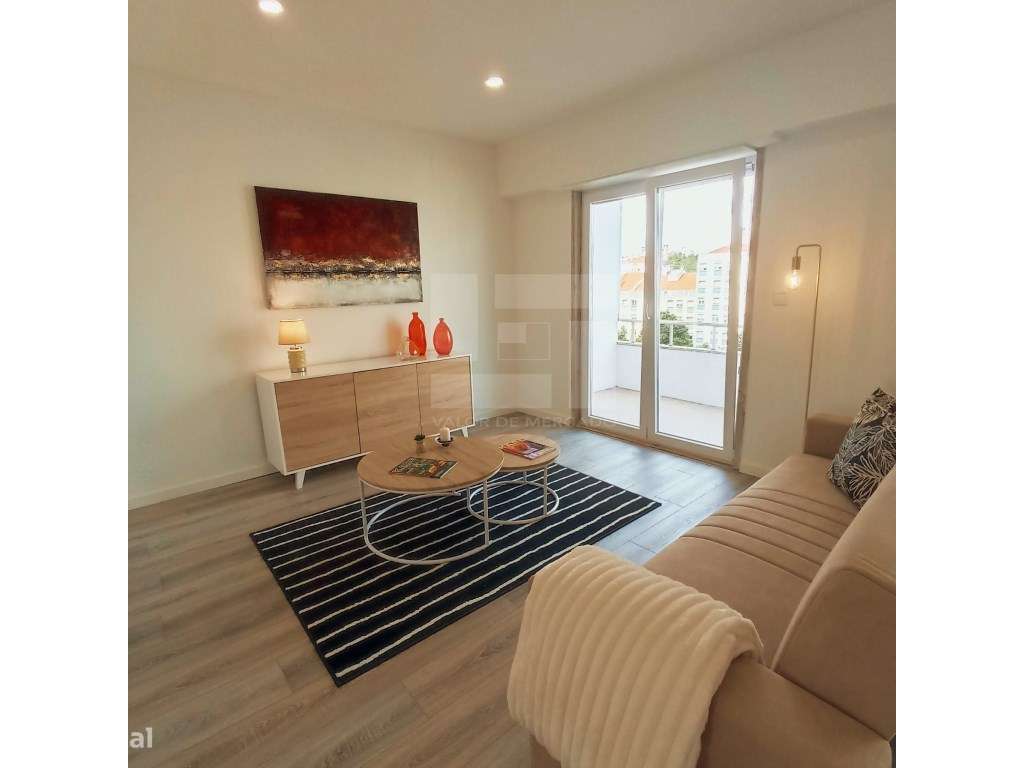 Apartamento t3 à venda na Rua João Ortigão Ramos,-7