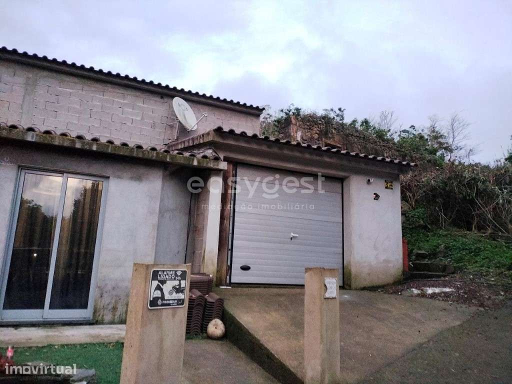 Moradia T3 na freguesia de Santa Cruz, em zona tranquilha. - Grande imagem: 4/28