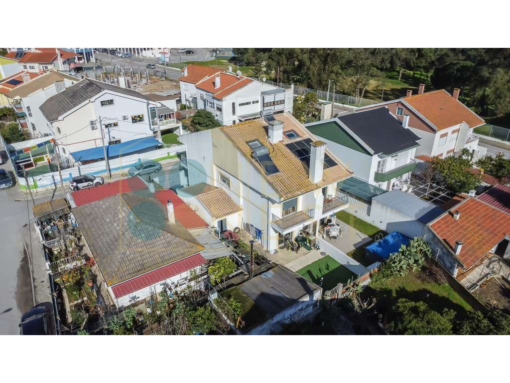 Moradia T2+2 com garagem e jardim, a dois passos do Parque do Serra...-49