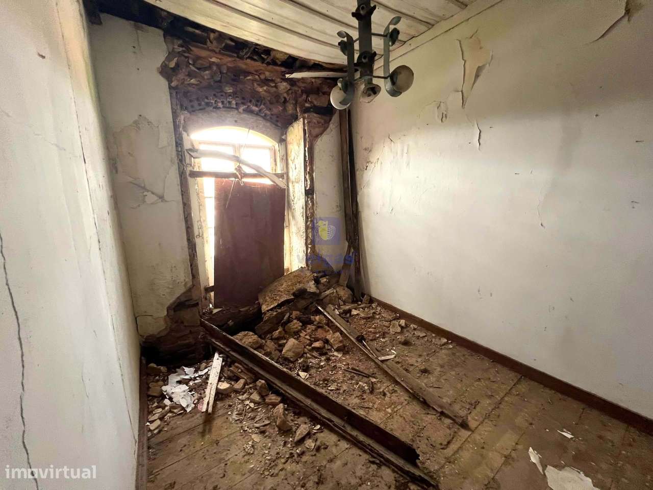 Baixa de Preço !!!! Villa para Recuperação na Labrujeira - Ventosa - A-34