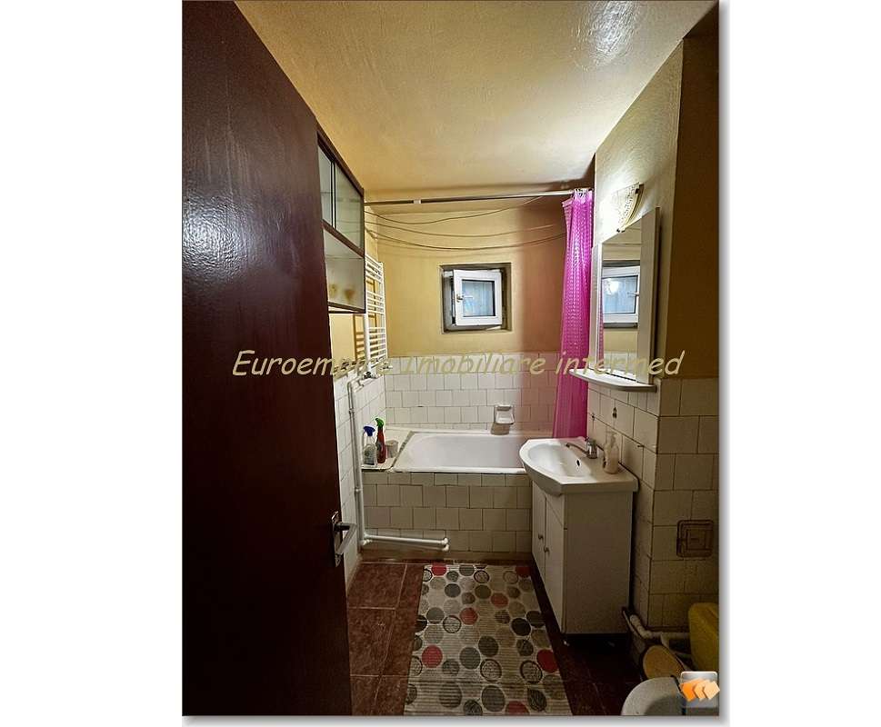 Apartament 2 camere decomandate zona Poarta 6-10