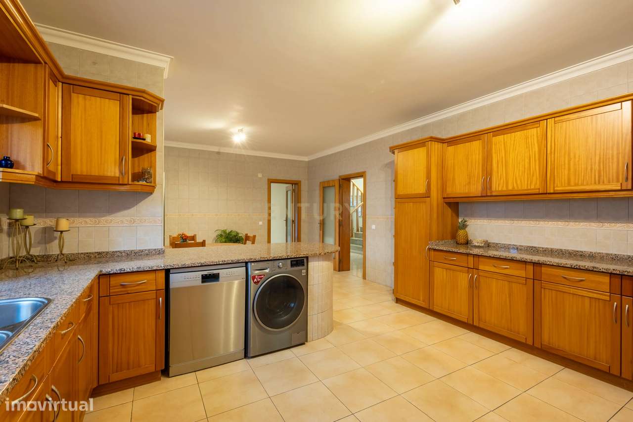 Espaço, conforto e qualidade — Moradia T4 no Vale da Rosa-2