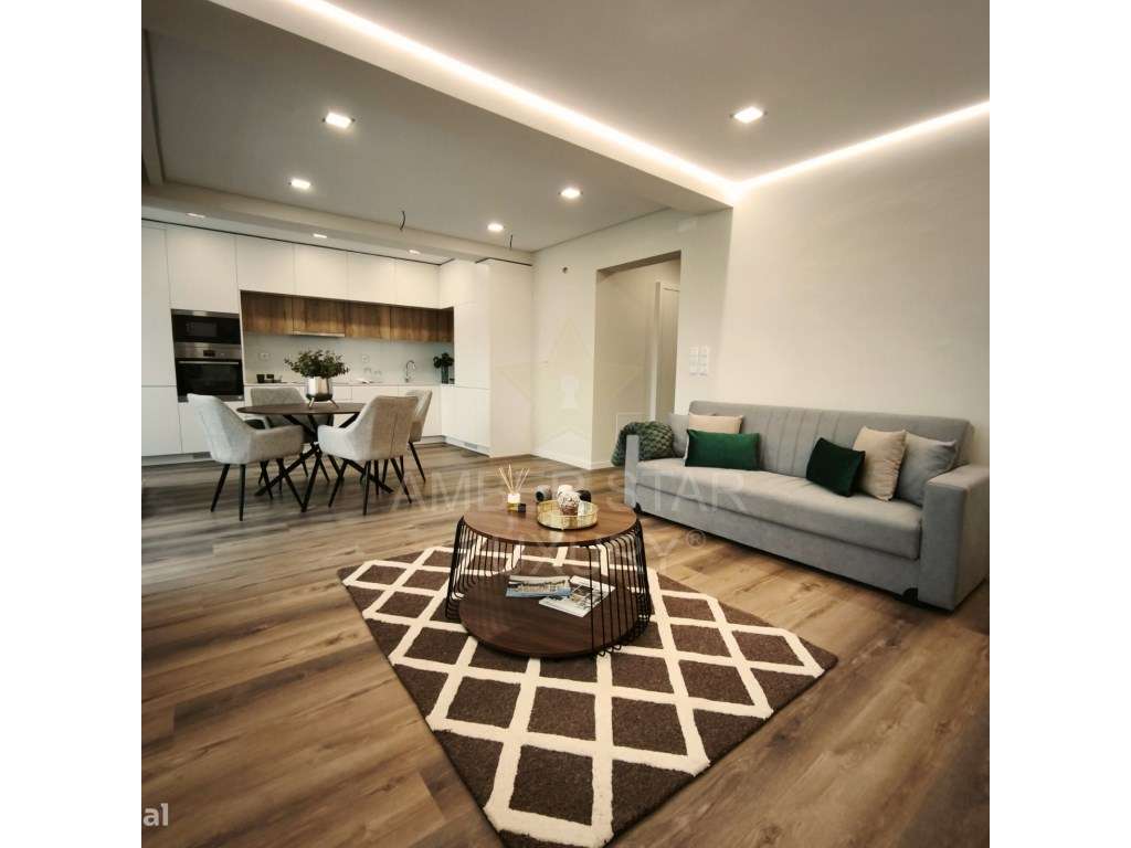 Apartamento T3 Renovado em Benfica com Excelente Luz Natural-0