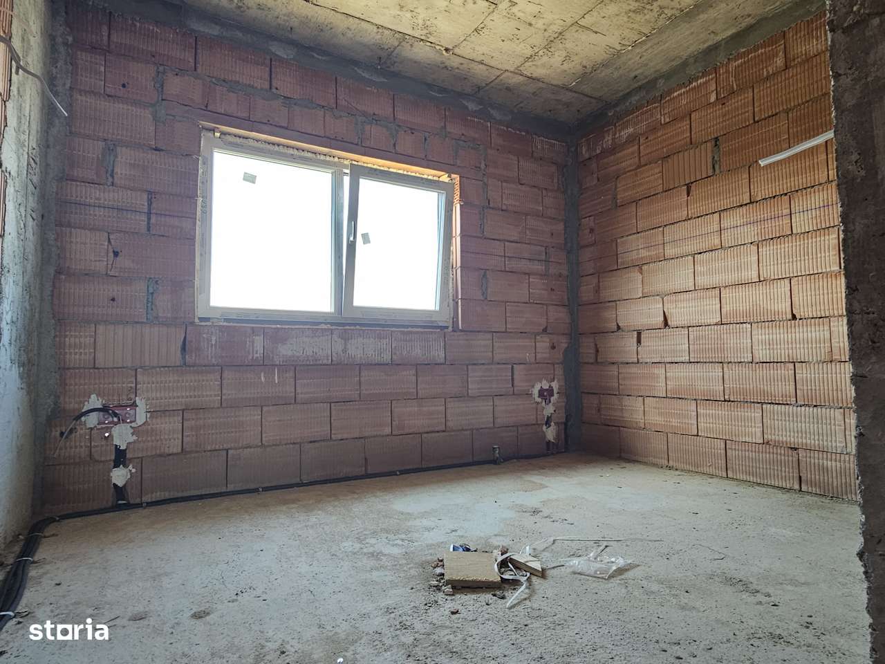 Duplex despartit prin garaj P+E  si la dor 100 ml de drumul principal-8