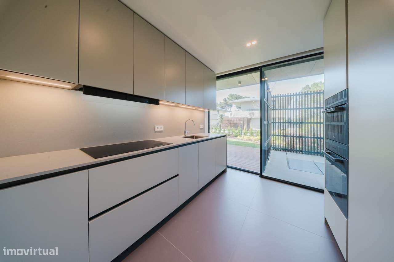 Elegante Moradia T3 no Sandwoods com Piscina Privativa e Jardim-8