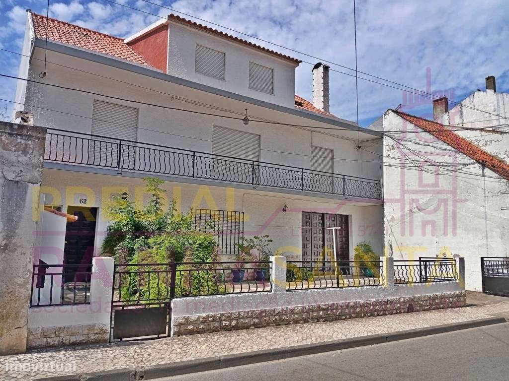 Moradia com terreno no centro de Alpiarça, Santarém.-0