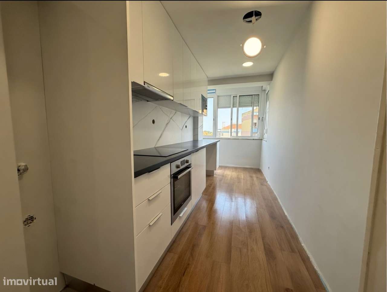 Apartamento T4 transformado em T3 no Laranjeiro em Almada-6