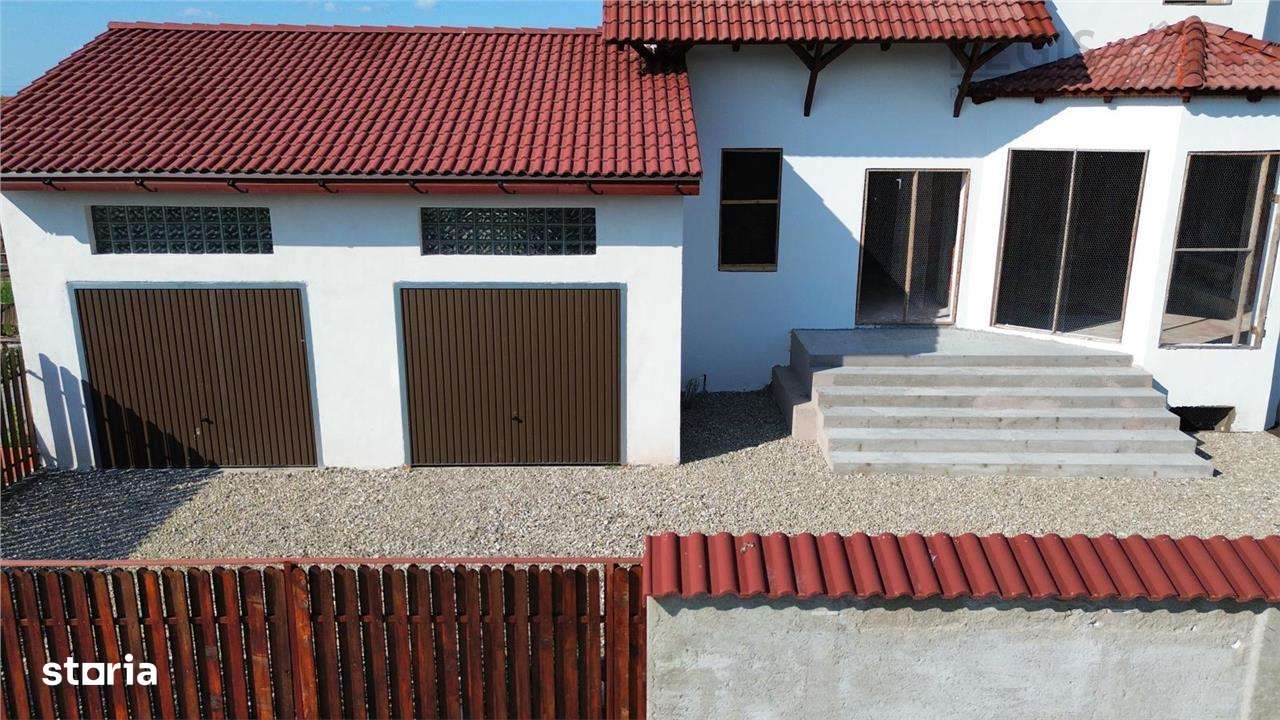 Vila la rosu intr o zona rezidentiala exclusivista Halchiu - Imagine principală: 3/20