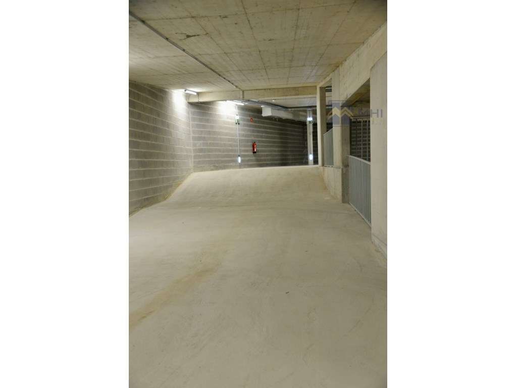 T0 +1 Novo com Varanda e Garagem e excelentes vista à Rua do Bonjar...-36