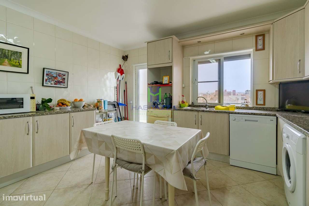 Apartamento T3 no último Piso, com 3 Frentes e Vistas Desafogadas em L-8