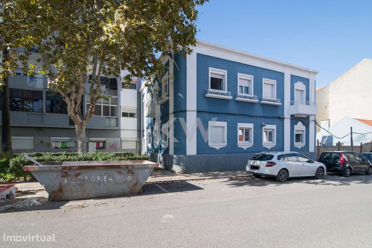 Excelente Prédio no coração do Barreiro com dois T4 e um T1 no sótão c - Grande imagem: 3/39