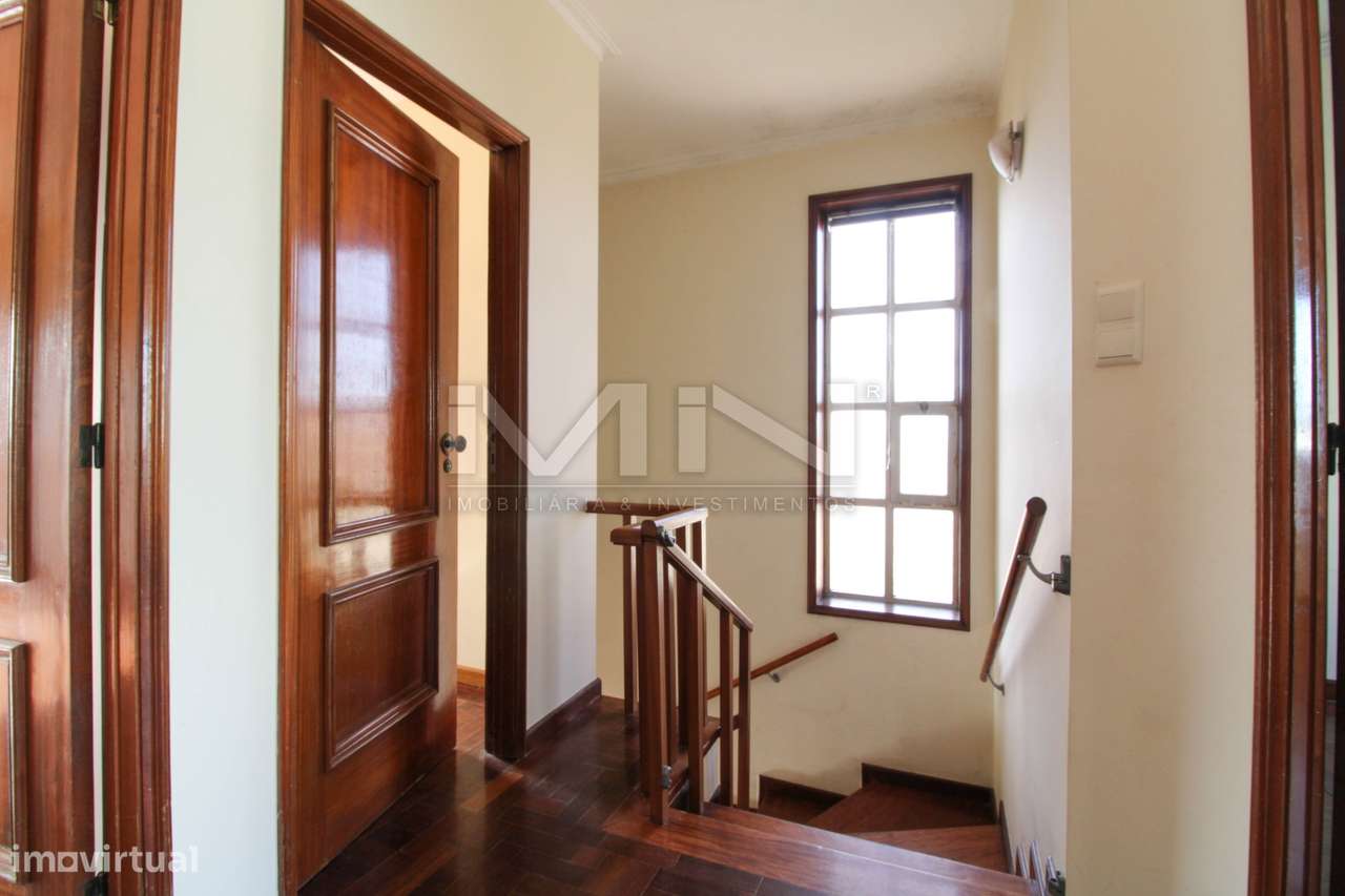 Moradia de 3 Frentes com Vista Panorâmica no Coração de Gondomar-26