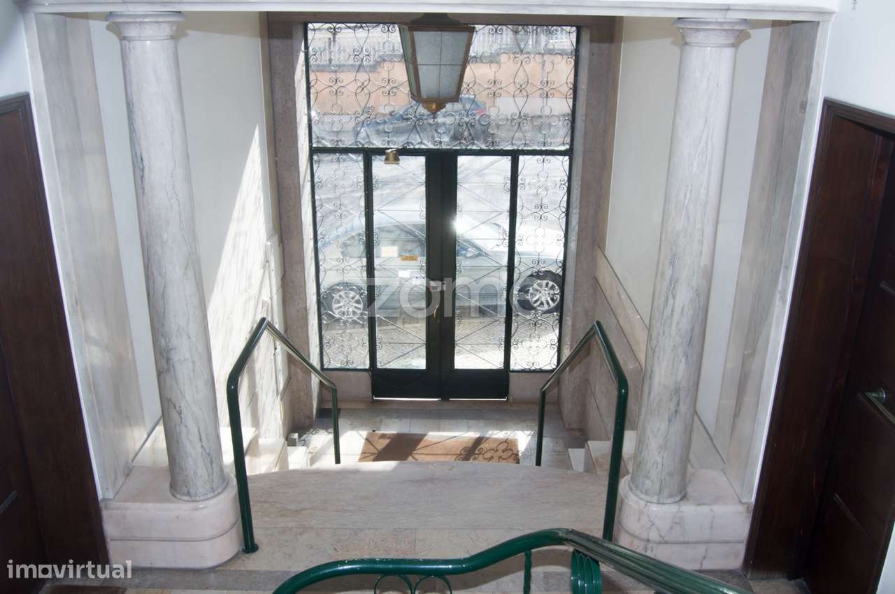 Excelente prédio parcialmente remodelado no coração de Lisboa - Grande imagem: 3/10