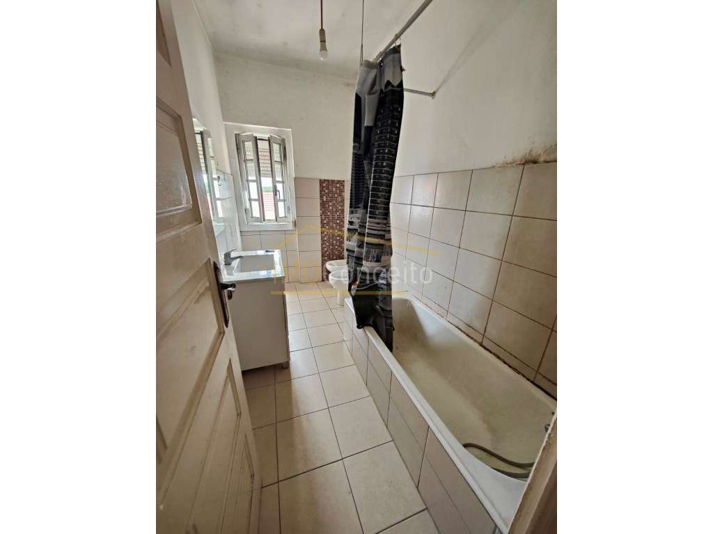 Prédio com 2 Pisos - Excelente investimento em Torres Novas - Grande imagem: 5/20