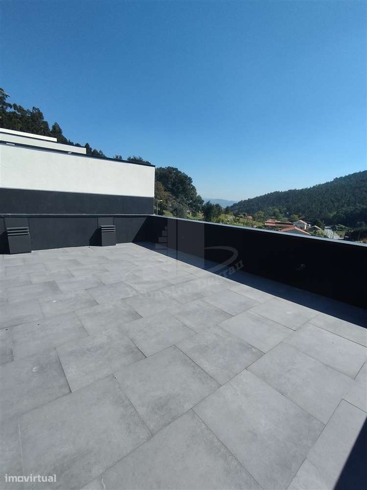 Viva Acima de Tudo: Moradia T3 com Magnífico Terraço Panorâmico-14