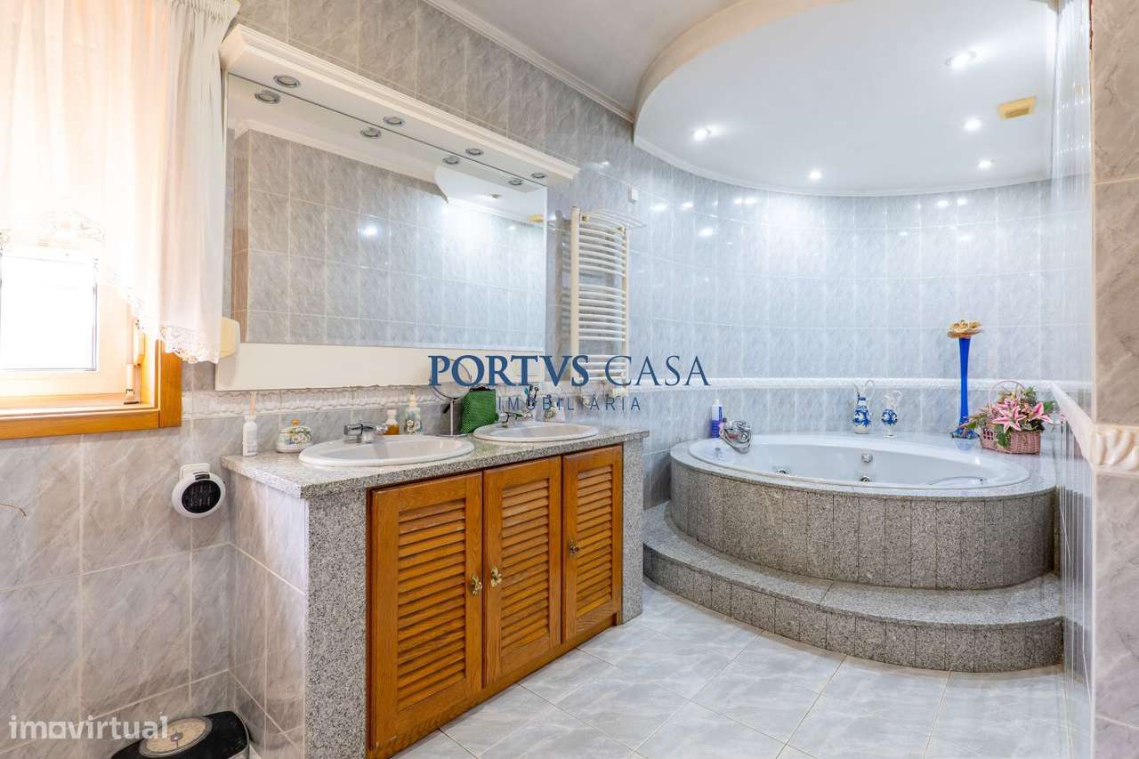 Moradia T4 com piscina em Lavra-22