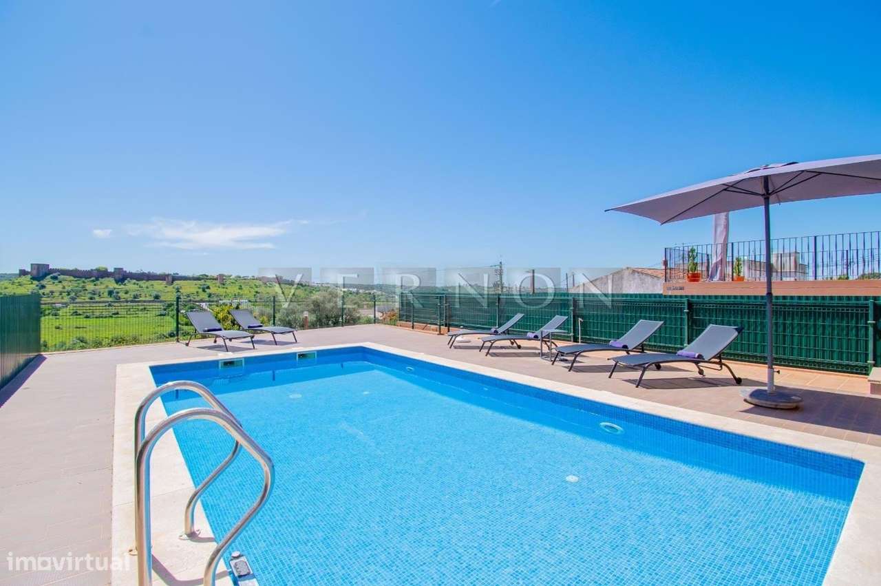 Moradia em Banda Duplex T2+2 com Piscina Privada e Garagem Dupla | Si-26