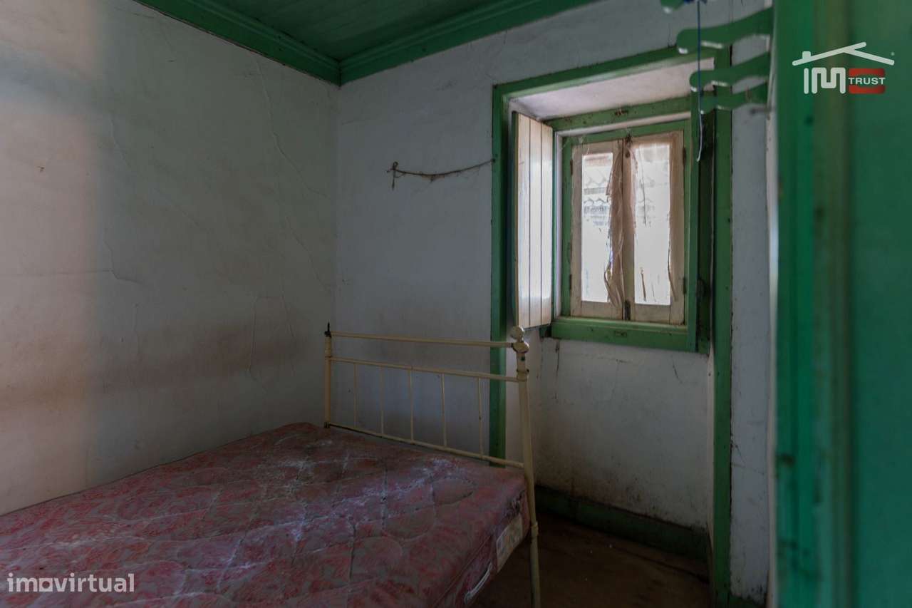 Moradia T3 para reconstrução em Crespos, S. Mamede-8