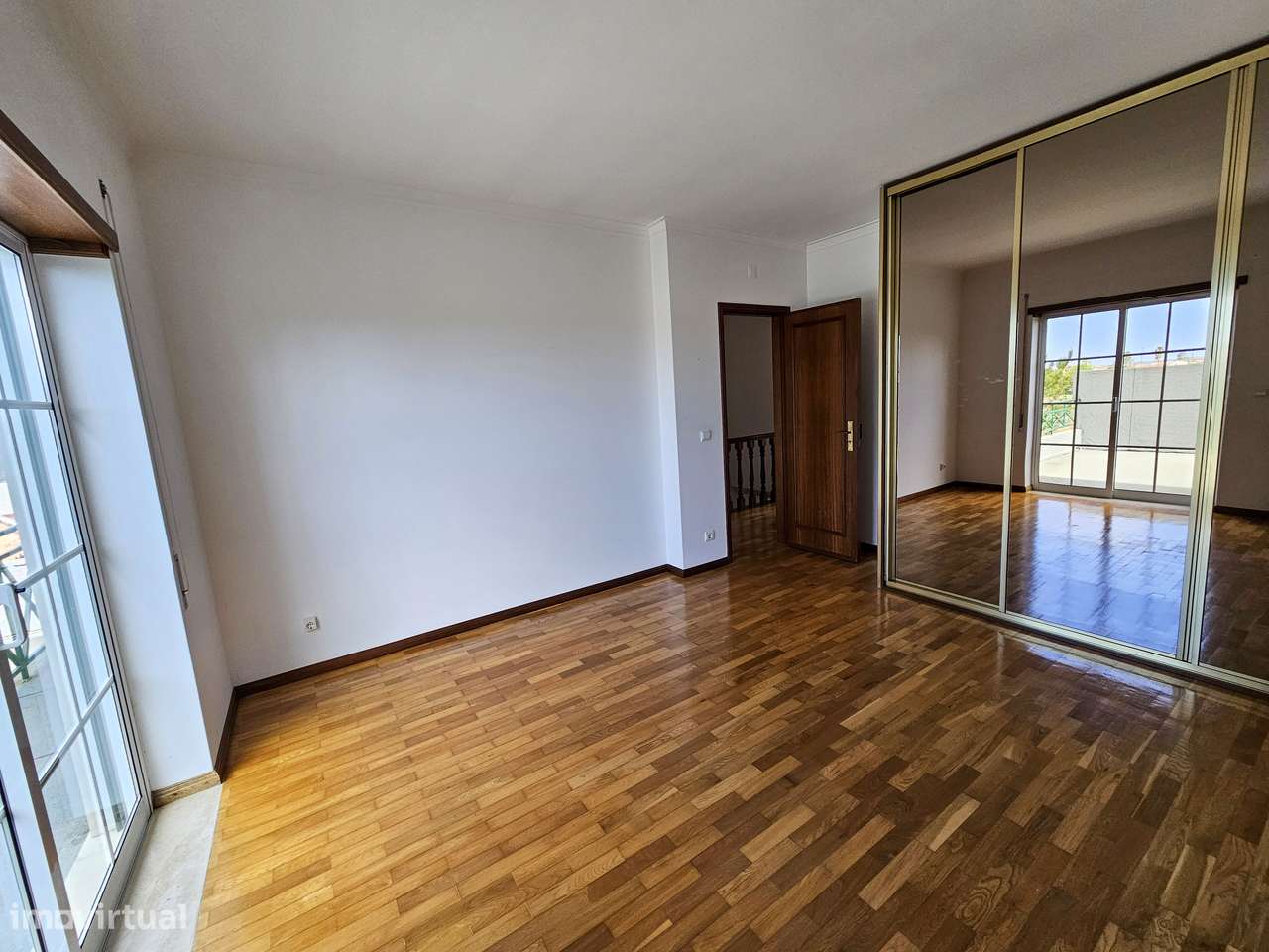 Moradia T5 com terraço e garagem, pronta a habitar-27