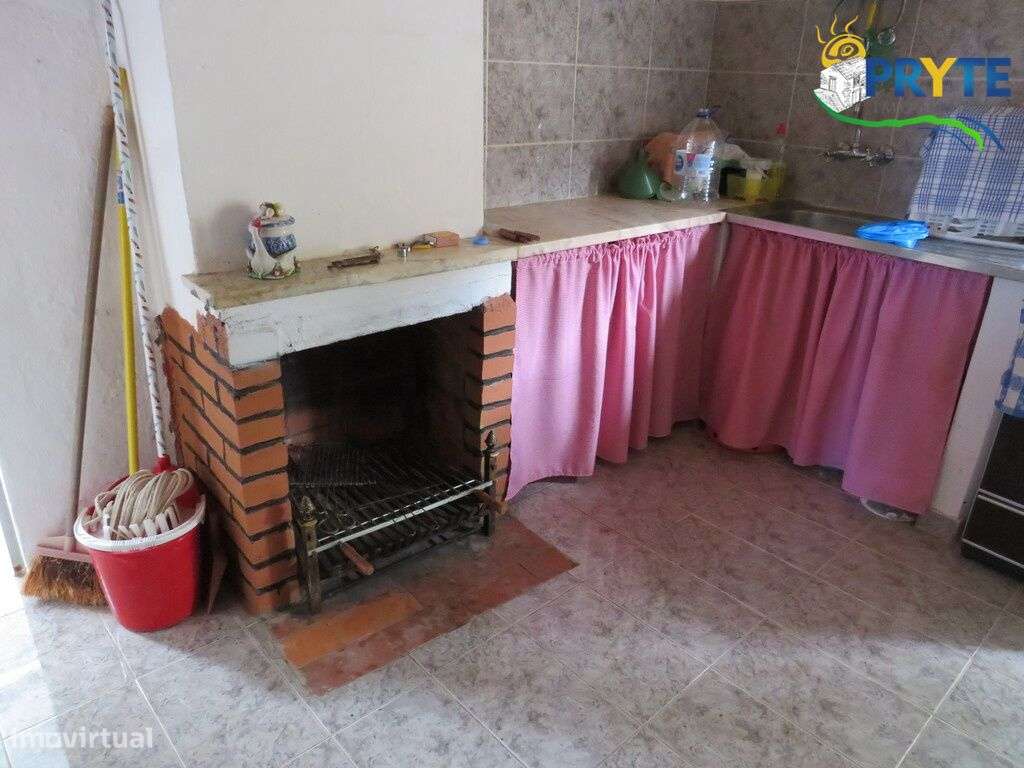 Pequena quinta a confinar com a Ribeira situada perto de Oleiros-15