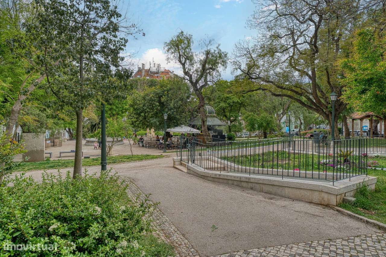 Apartamento T2 Renovado no Último Andar em Alcântara-20